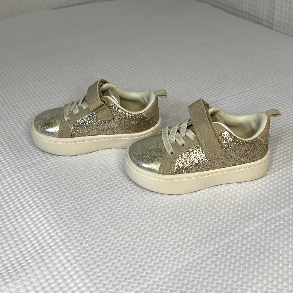 Carter’s toddler girl gold gliter sneaker size 4